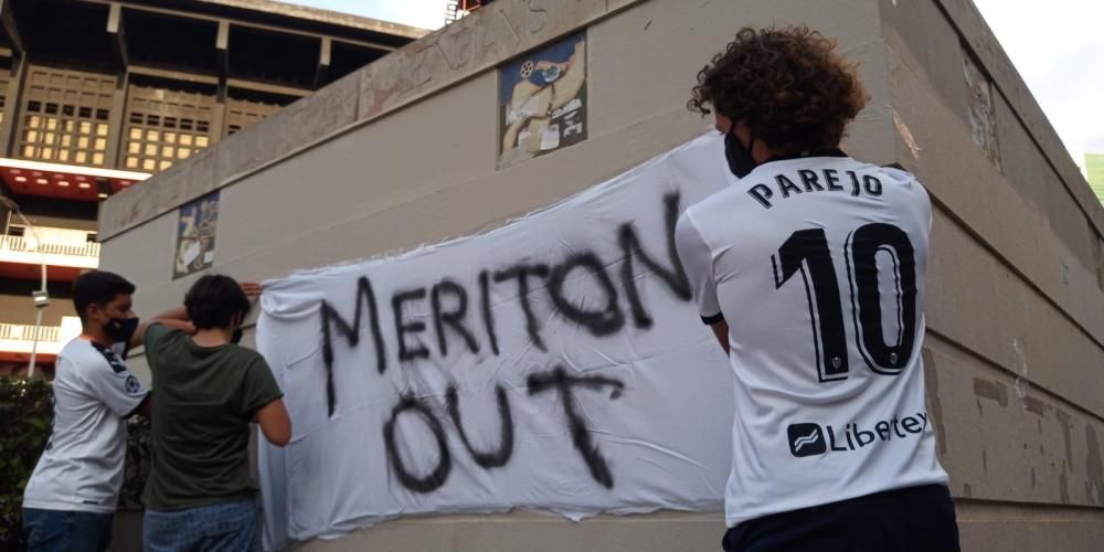 Protestas de la afición del Valencia CF contra Peter Lim