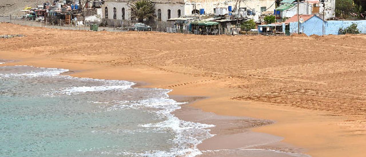 Mogán recurre a la ministra Tejerina para abrir la playa de Anfi Tauro