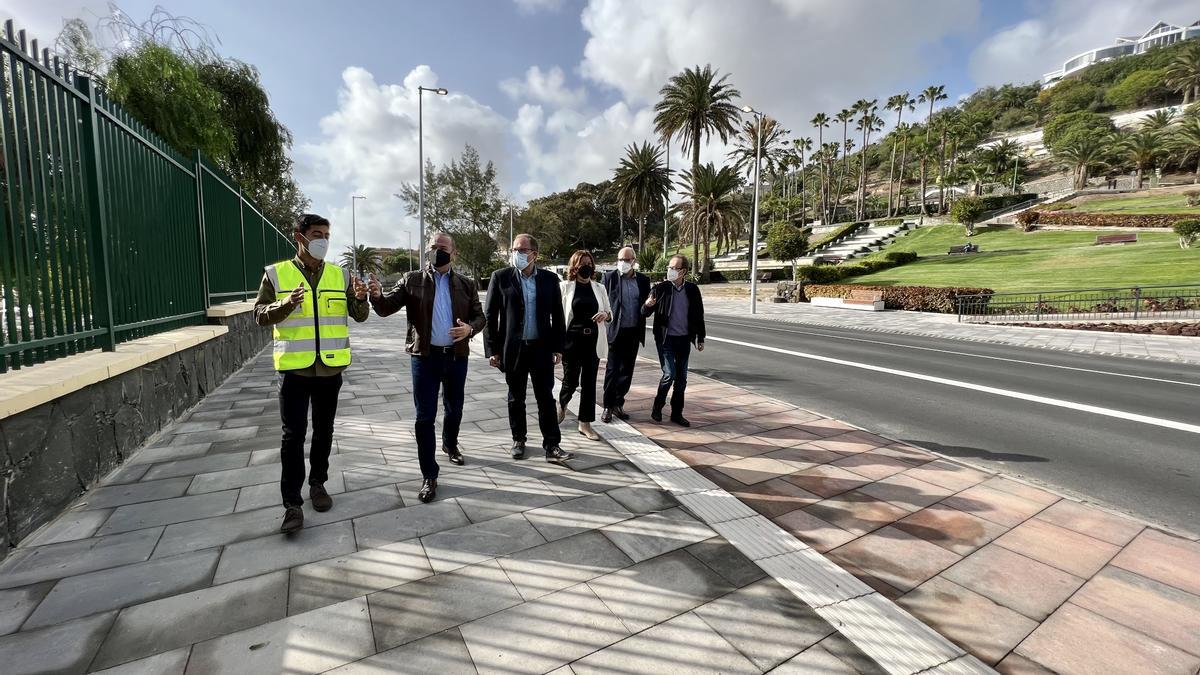 El alcalde Augusto Hidalgo y los concejales José Eduardo Ramírez y Carmen Reyes pasan por el último tramo terminado, en la calle Emilio Ley.