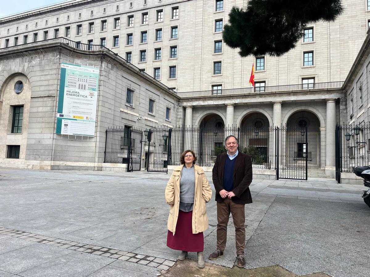 La directora general de Urbanismo y el alcalde de Villaviciosa, ante el ministerio, en Madrid, este lunes.