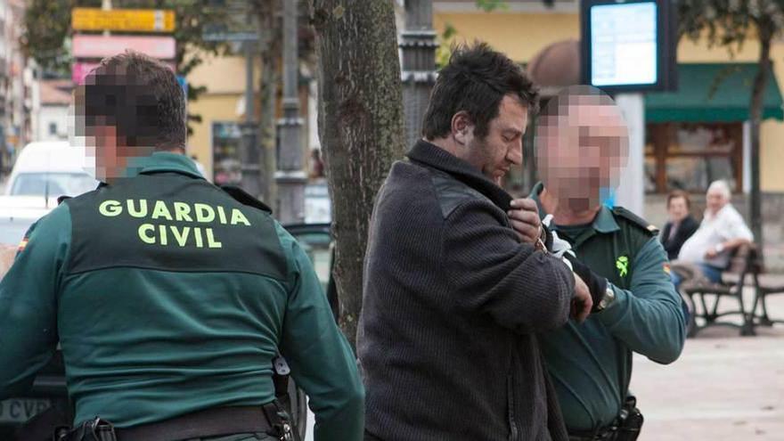 José Manuel Sánchez Vidal, flanqueado por dos guardias, llega a los Juzgados de Cangas de Onís.