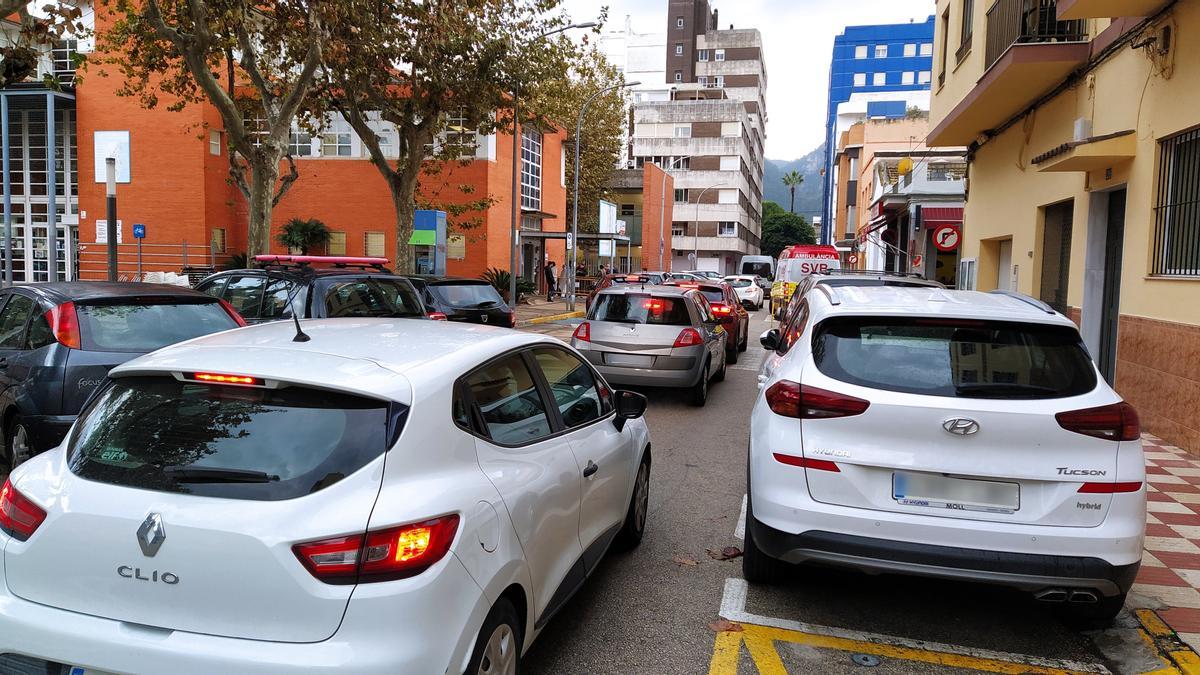 Colas para hacerse PCR ante el centro de salud de Tavernes