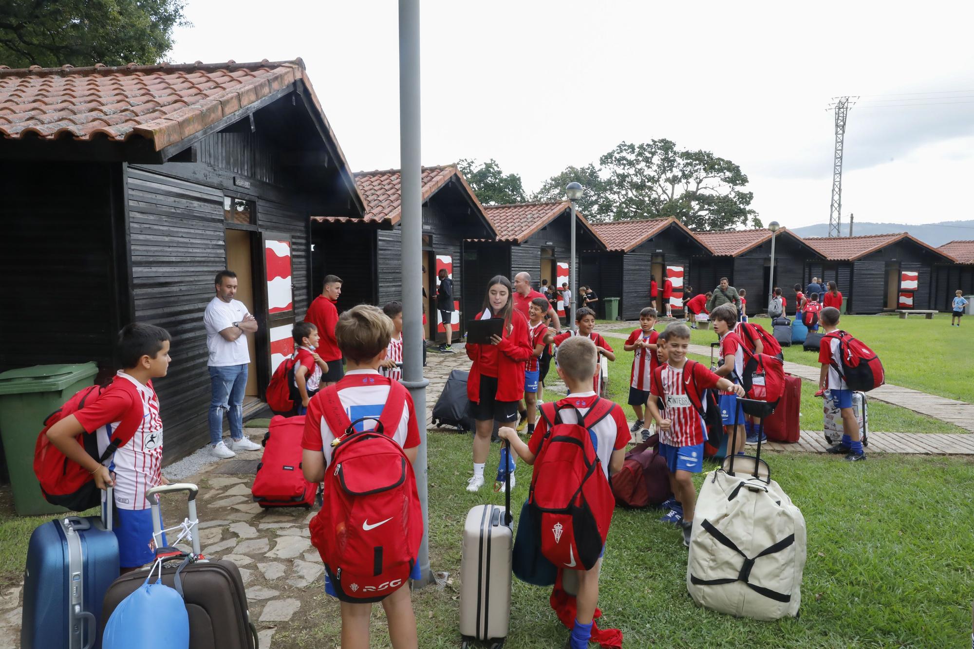 En imágenes: La escuela del fútbol del Sporting recibe a un centenar de jóvenes del primer turno del campus