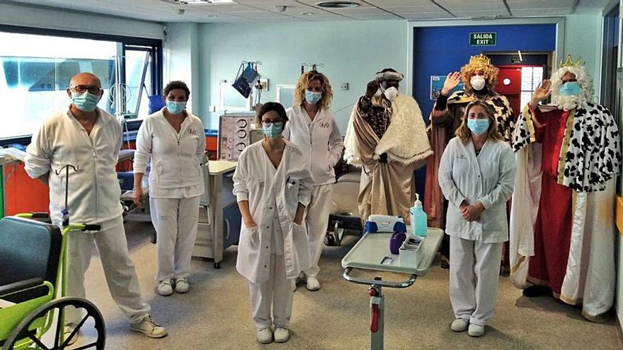 Los Reyes Magos hacen una parada en los hospitales de la isla