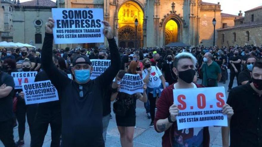 Los trabajadores del espectáculo claman por su futuro en Oviedo: "Nos prohíben trabajar. Nos están arruinando"