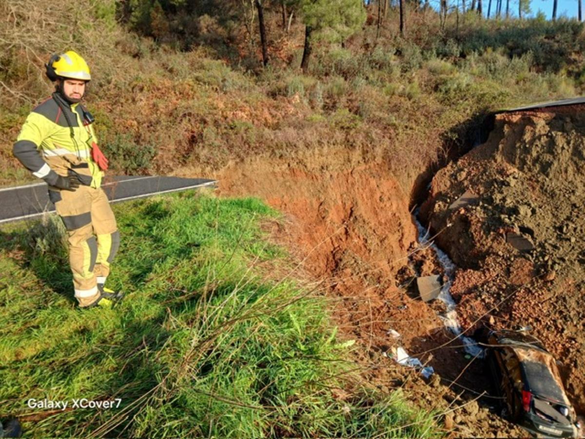 Fotogalería | Un gran socavón corta al tráfico la carretera CC-428 de Berzocana a Logrosán Fotogalería | Un gran socavón corta al tráfico la carretera CC-428 de Berzocana a Logrosán
