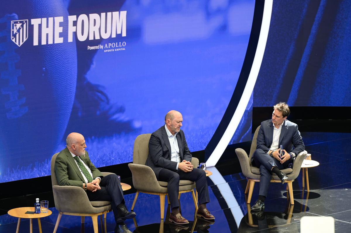 Javier Tebas, presidente de LaLiga, junto a Rafael Louzán, presidente de la RFEF, en una mesa en The Forum moderda por Óscar Mayo, director general de Negocio en el Atlético.
