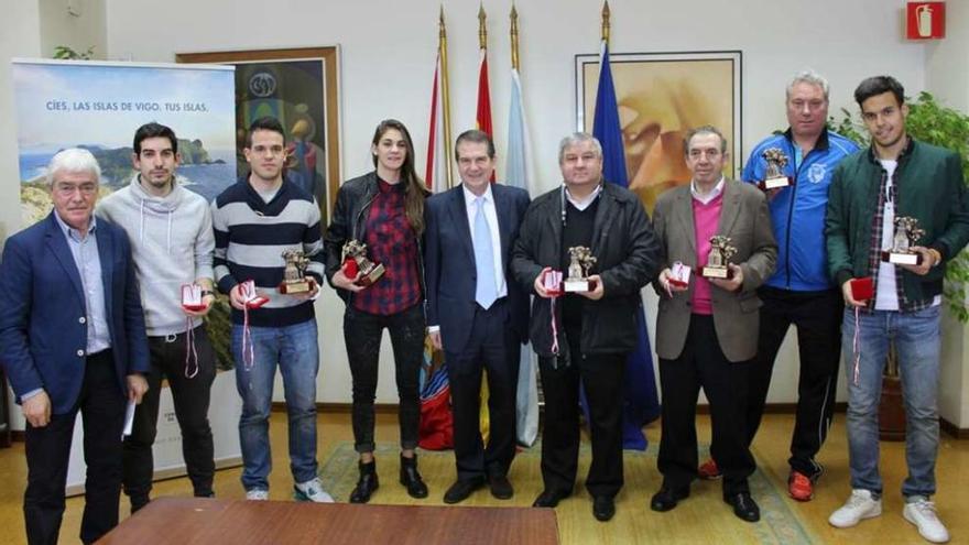 De izquerda a derecha, Manel Fernández, Guillermo Sánchez (entrenador del Independiente), David Ferreiro, Carol González, Abel Caballero, Fernando Iglesias, Manuel Gómez, Ricardo Dimitri (miembro del Independiente) y Borja Domínguez. // FDV