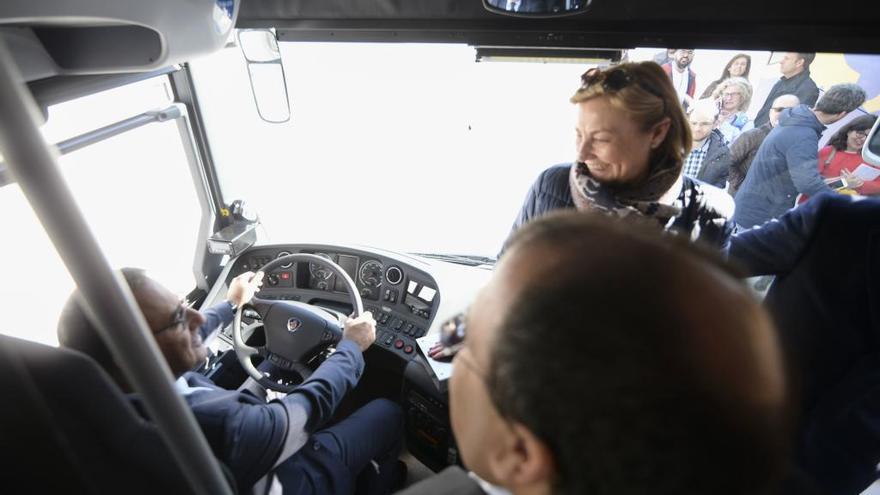 Fernando Lastra y Mariví Monteserín en uno de los nuevos autobuses de ALSA