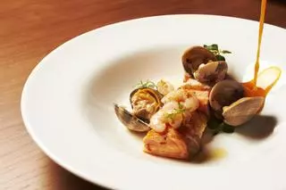 El restaurante donde sirven las mejores almejas de España tiene 14.000 reseñas en Google y 4,8 estrellas: "La salsa estaba tan increíble que tuvimos que pedir pan para rebañar"