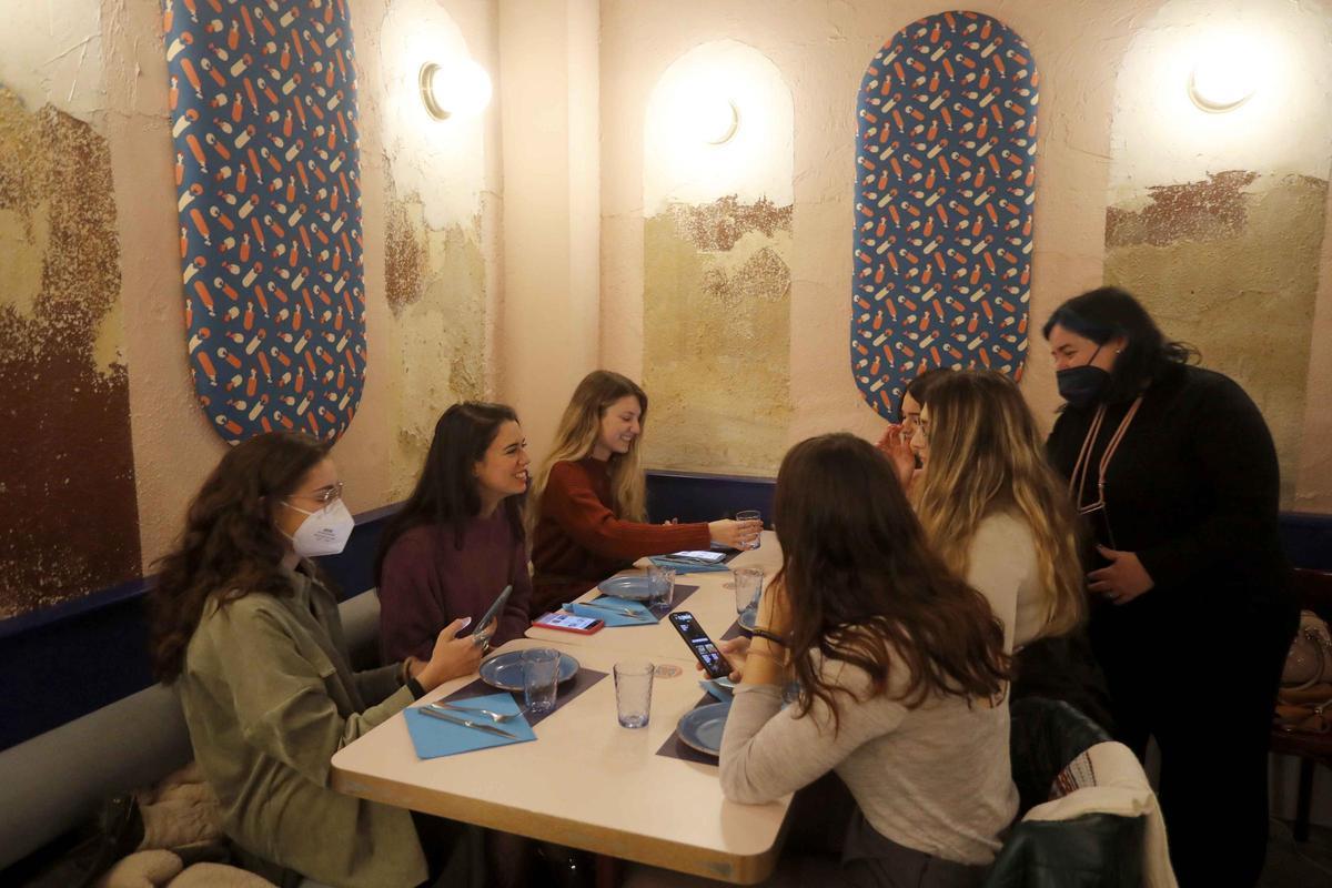 Foto de archivo de un grupo de amigas durante una cena de Navidad en un local de Ruzafa