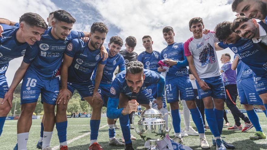 Los jugadores del club con la 
Copa.  | //ALAN PÉREZ