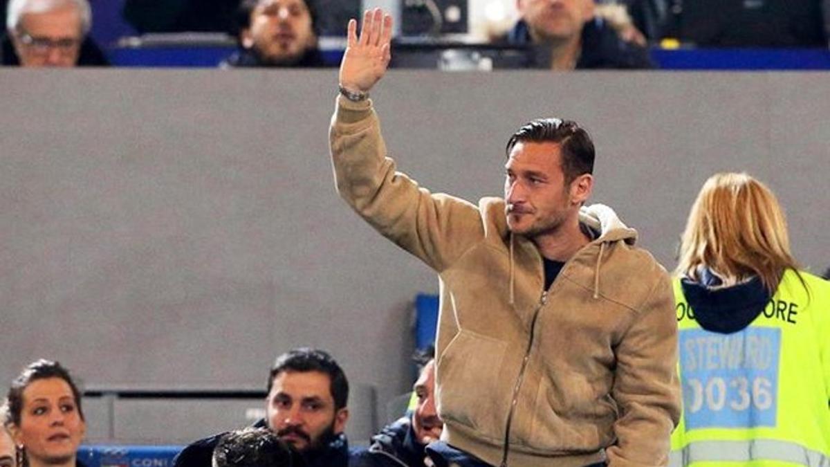 Totti, en la grada, durante el partido entre la Roma y el Palermo, respondiendo al apoyo de la afición