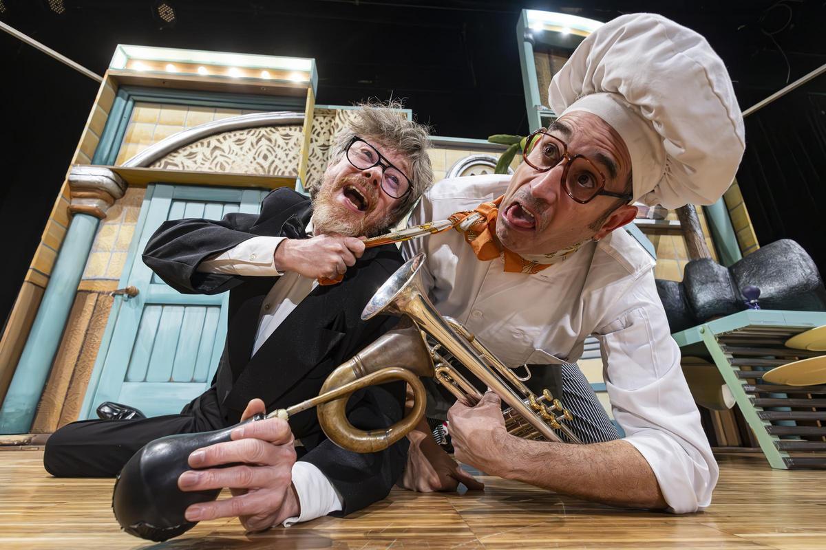 Eduard Puigrodon (de pianista) i Ernest Coma (de cuiner) durant una funció de 'Postres de músic'