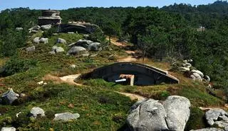 La Batería Militar de San Vicente do Mar se pudre en medio del abandono y el salitre