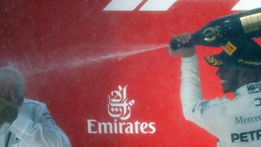 Hamilton venç sota la pluja i agafa el lideratge al Mundial