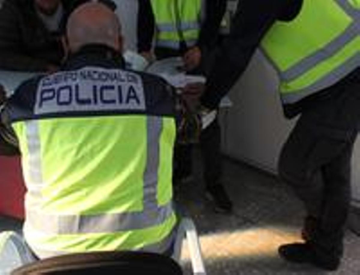 Agentes de la Policía Nacional durante la investigación de la presunta estafa.