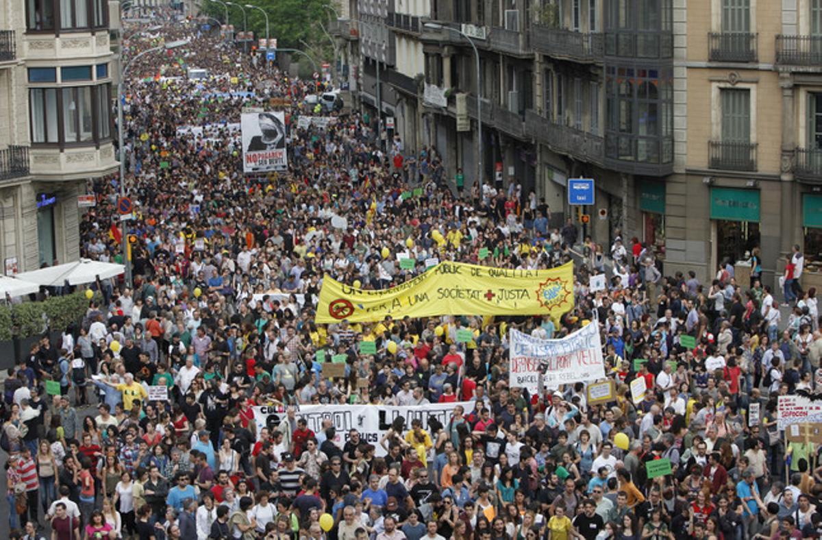 La manifestació del primer aniversari del 15-M omple el passeig de Gràcia de Barcelona. La manifestació del primer aniversari del 15-M omple el passeig de Gràcia de Barcelona.