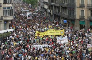 La manifestació del primer aniversari del 15-M omple el passeig de Gràcia de Barcelona.