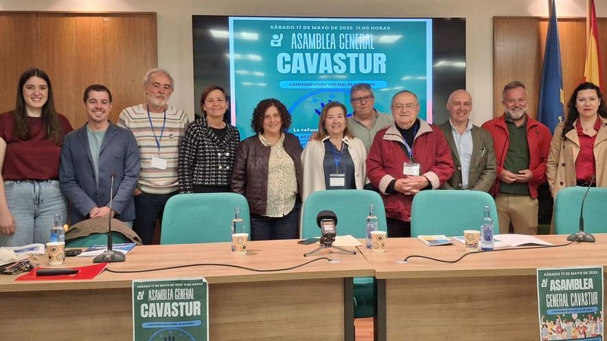 Por la izquierda, Olaya Suárez, Javier Suárez Llana, Manuel Cañete, Carmen Moriyón, Beatriz González Prieto, María José Cuervo, Julio Molina, Emilio Peña, Abel Junquera, Jacobo López y Nuria Rodríguez, ayer, en la sede de la Fundación Caja Rural de Gijón, donde se celebró la asamblea general de Cavastur. | LNE