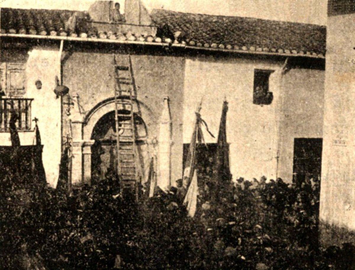 Imagen del año 1906, con el inicio del derribo de la antigua capilla erigida a mediados del siglo XVIII.