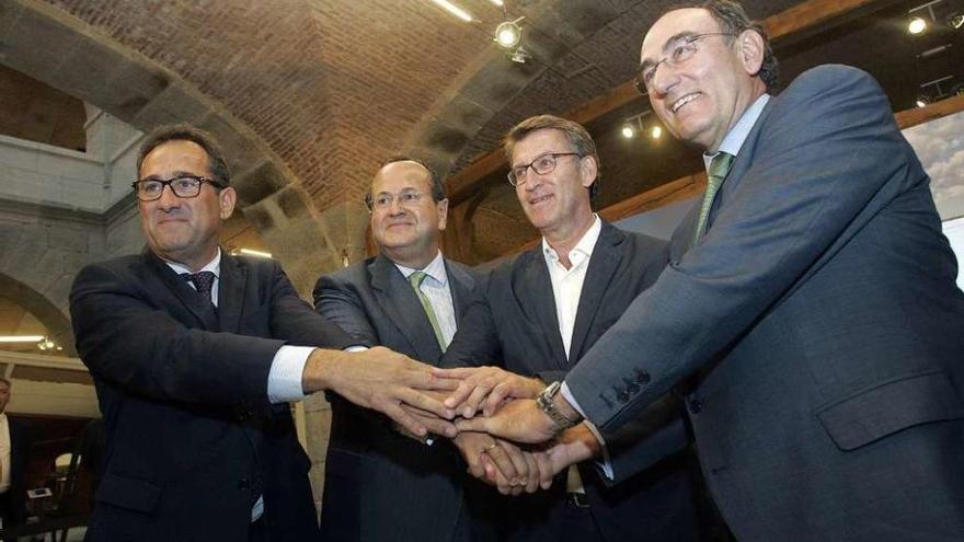 De izq. a dcha., Villarón, de Windar; Revuelta, de Navantia; Feijóo, y Galán, de Iberdrola, tras la firma. // Efe