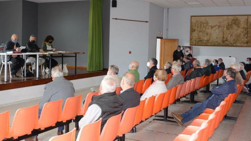 Un momento de la asamblea de comuneros celebrada ayer en la Casa do Pobo de Beluso.