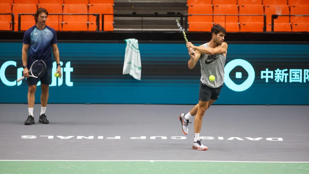 Alcaraz ya entrena en Valencia para preparar el debut de Copa Davis