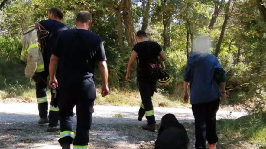 Moment en que el cos de bombers ha trobat el nen de 12 anys desaparegut des de divendres a Sant Quirze de Safaja, al Moianès