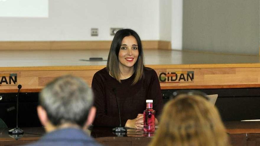 La neuróloga Laura Martínez Rodríguez, ayer, durante la conferencia.