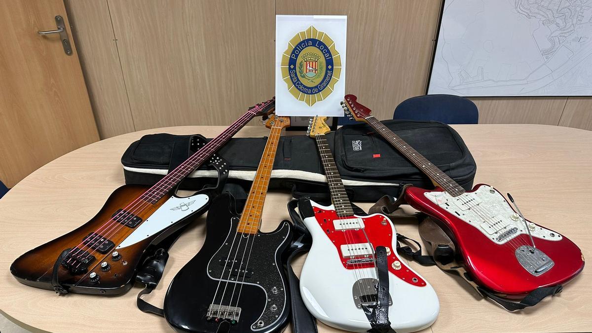 Los cuatro instrumentos donados por la Policía Local a la Escola Municipal de Música
