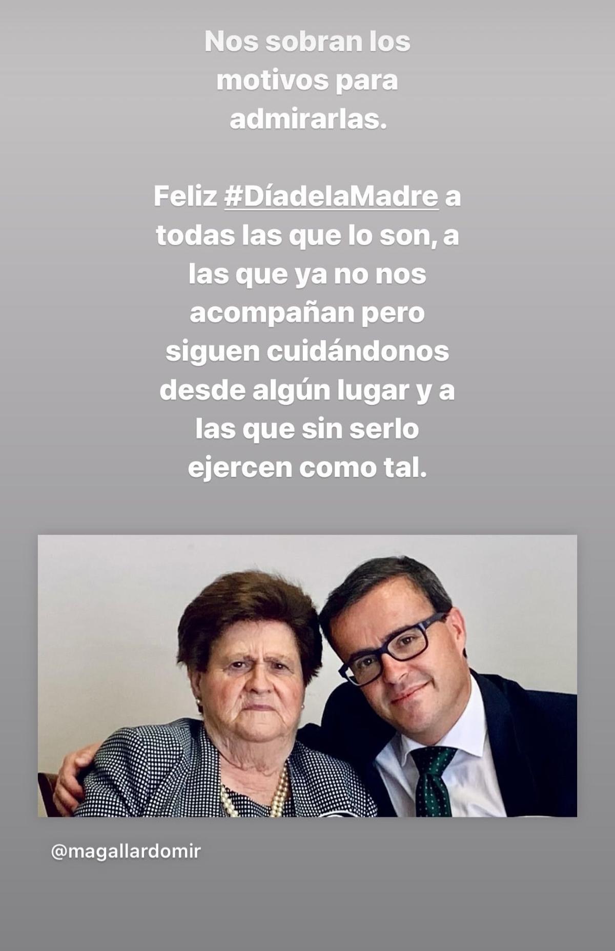 El secretario general del PSOE de Extremadura, Miguel Ángel Gallardo, con su madre