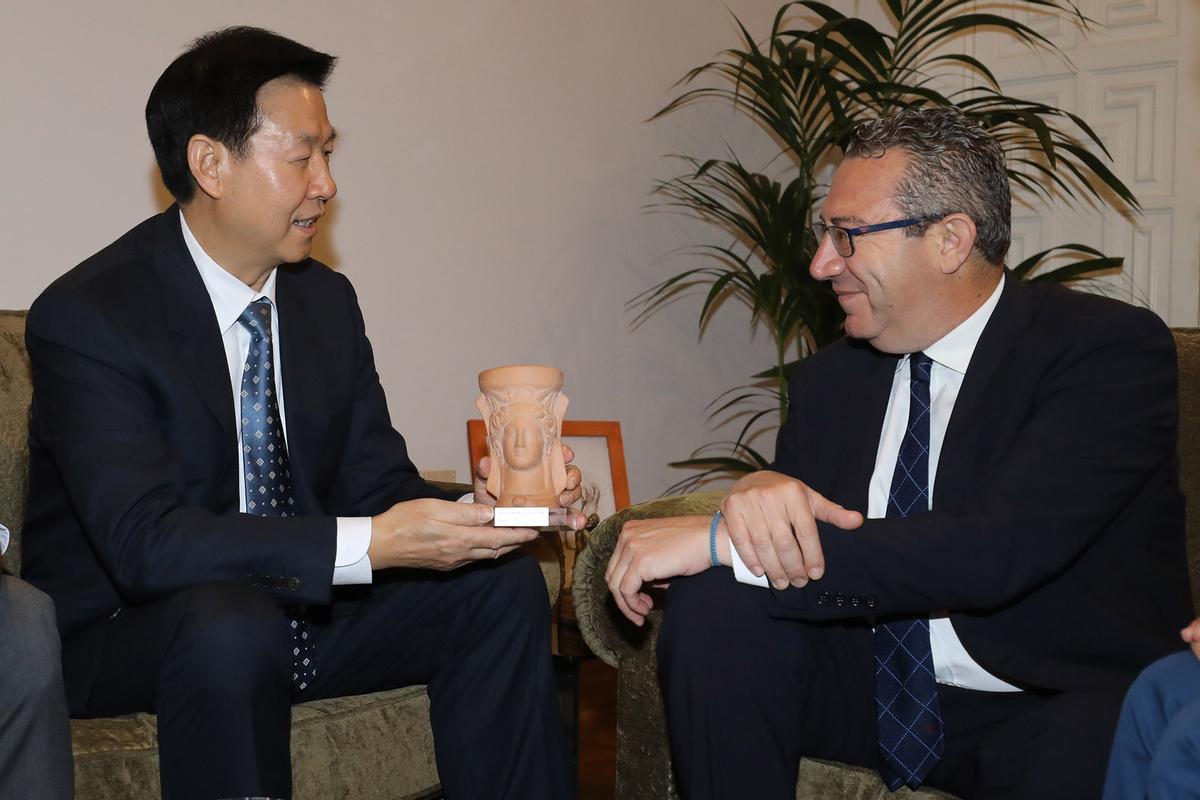 El presidente de la Diputación entrega el obsequio al representante de la delegación china.