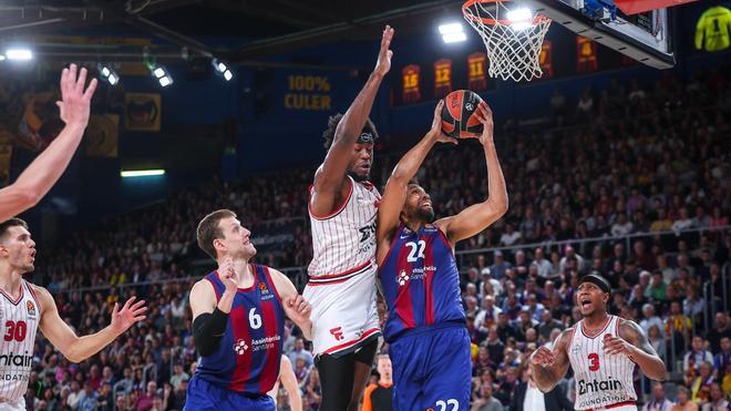 Jabari Parker en una acción de canasta ante Olympiacos