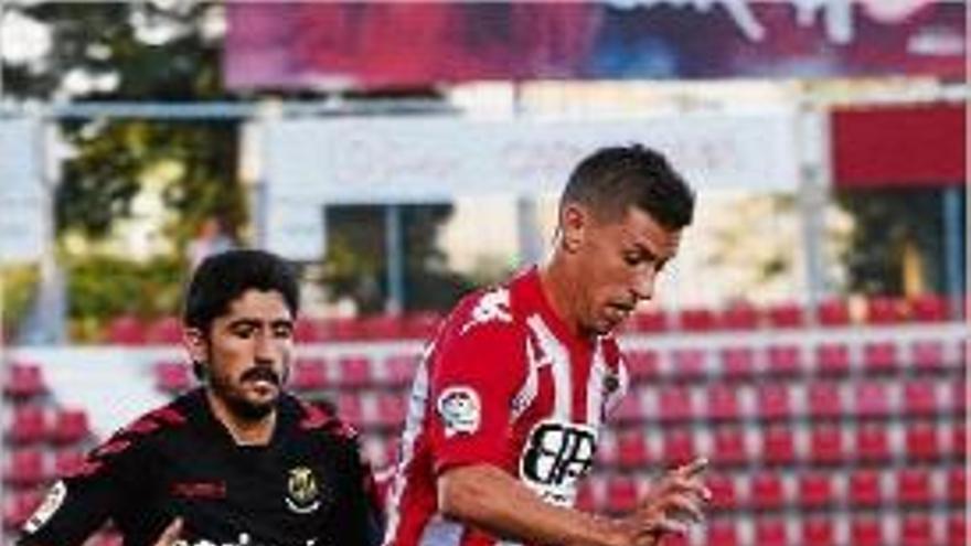 Alcaraz, pressionat per José Carlos durant el Girona-Nàstic.