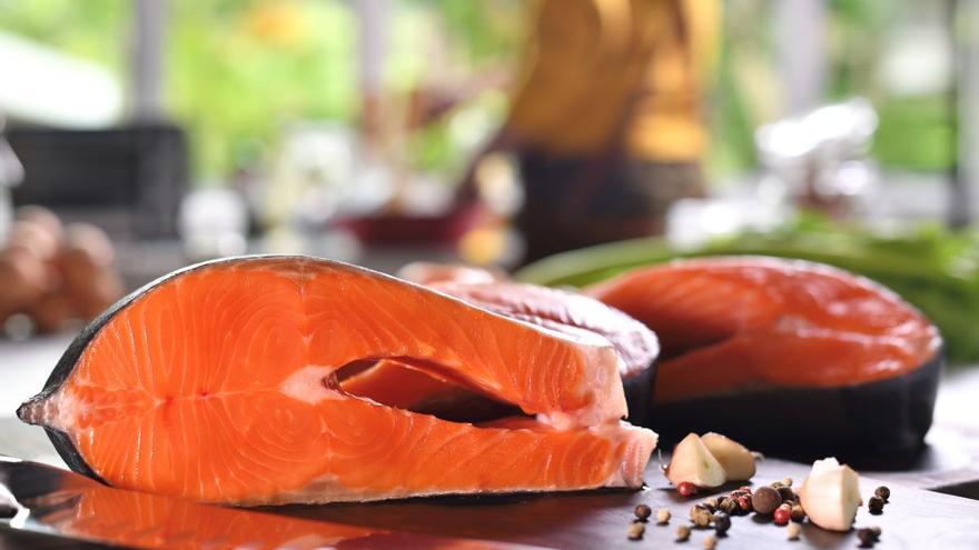 Este es el mejor truco de un cocinero para ahorrar hasta un 50% a la hora de comprar salmón