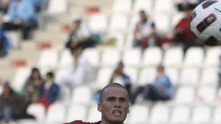 Álex Bergantiños, durante un partido de la pasada temporada con el Nástic de Tarragona, y a la derecha con el Dépor. / diari de tarragona / juan varela