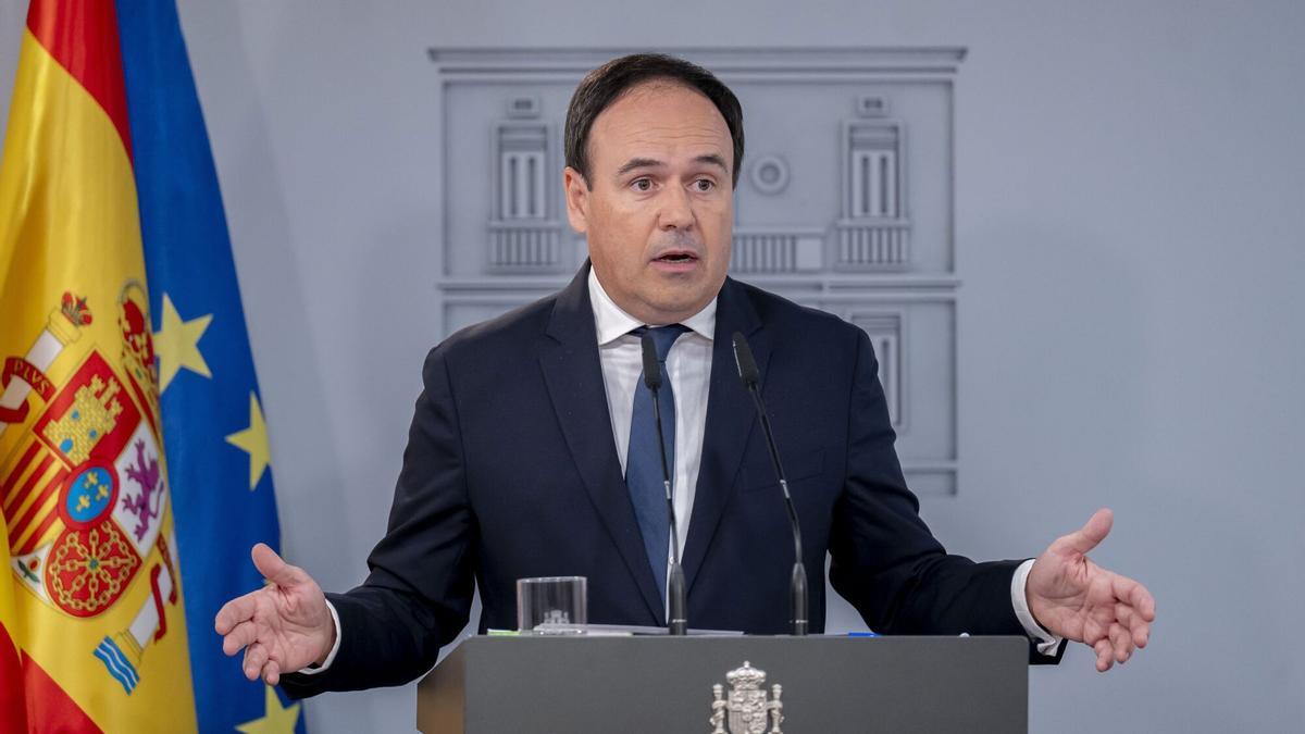El presidente de la Generalitat valenciana, Juanfran Pérez Llorca, ofrece una rueda de prensa, en el Palacio de La Moncloa, a 17 de diciembre de 2025, en Madrid (España). Se trata del primer encuentro entre el presidente del Gobierno y el presidente de la Generalitat tras la investidura de Pérez Llorca el pasado 2 de diciembre. Durante su encuentro, el presidente del ejecutivo valenciano ha pedido un Pacto del Agua y que "respete" las normas aprobadas en Les Corts como la Ley de Costas. POLITICA Alberto Ortega - Europa Press