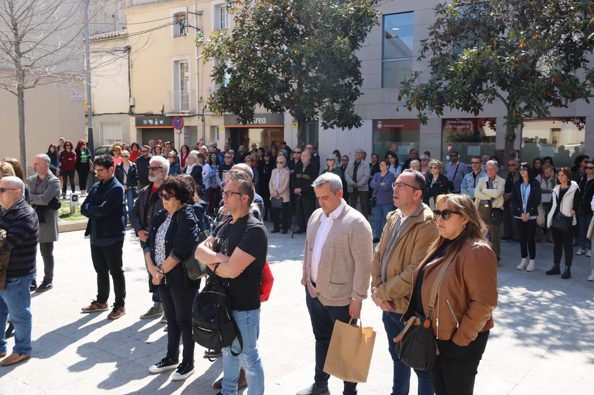 Minuto de silencio delante del Ayuntamiento de Rubí, a la plaza Pere Aguilera, en recuerdo a las víctimas mortales del incendio del 22 de marzo