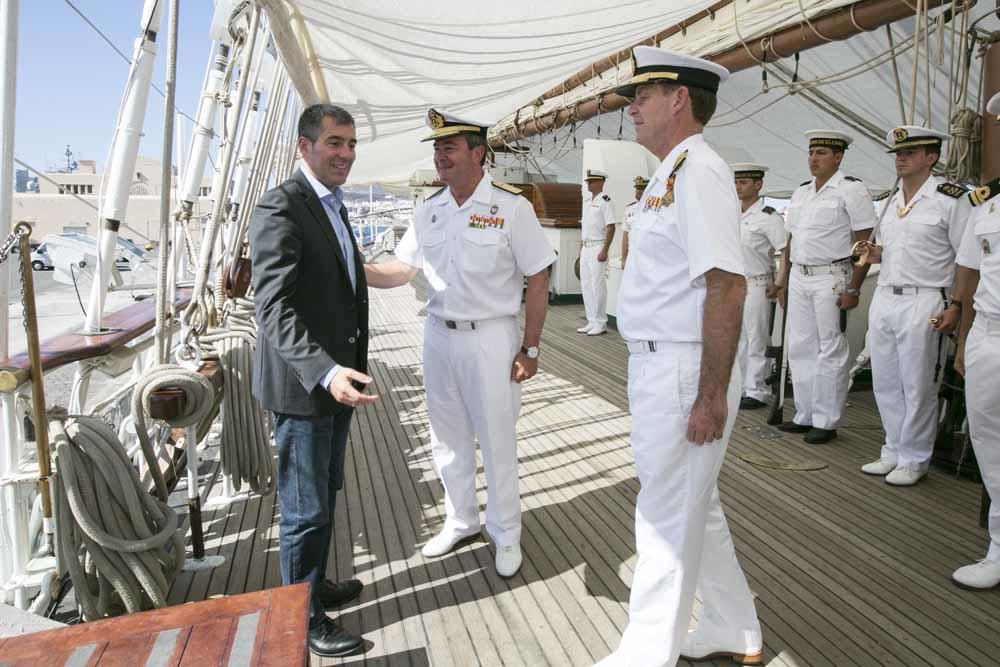 Fernando Clavijo visita el buque escuela