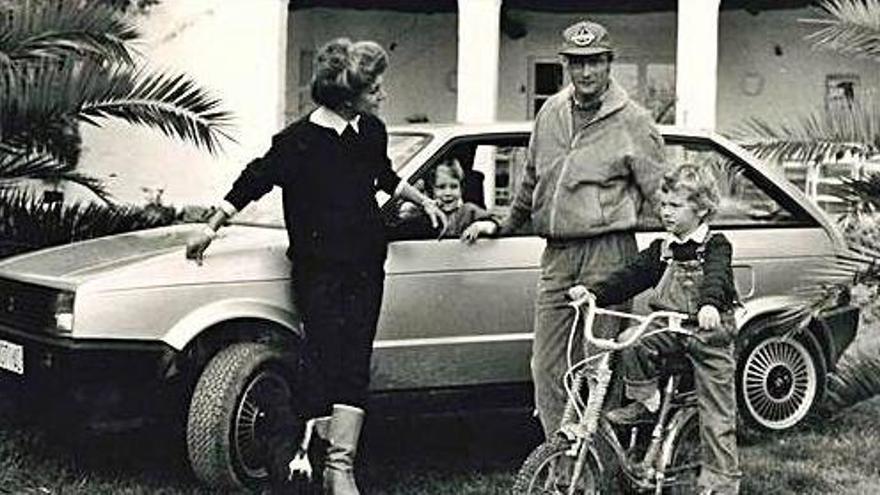 Niki Lauda, con su mujer Marlene y sus hijos mayores, cuando recibió uno de los primeros Seat Ibiza, en su casa de Santa Eulària.