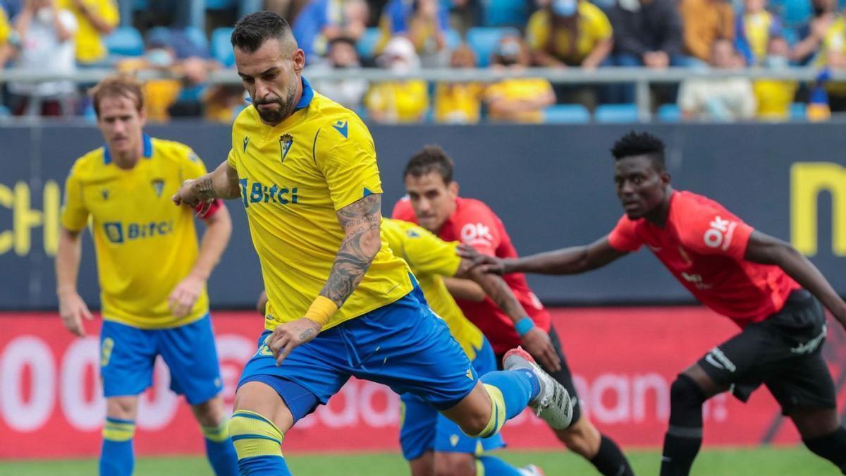 Álvaro Negredo, delantero del Cádiz, lanzando un penalti.  | ROMÁN RÍOS