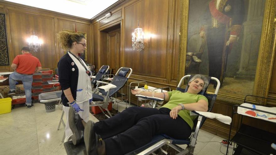 Participantes en el maratón de donación de sangre en el Ayuntamiento de Avilés