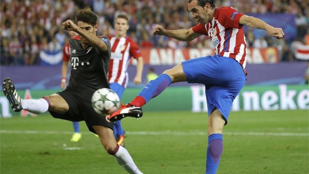 Godín terminó lesionado ante el Bayern