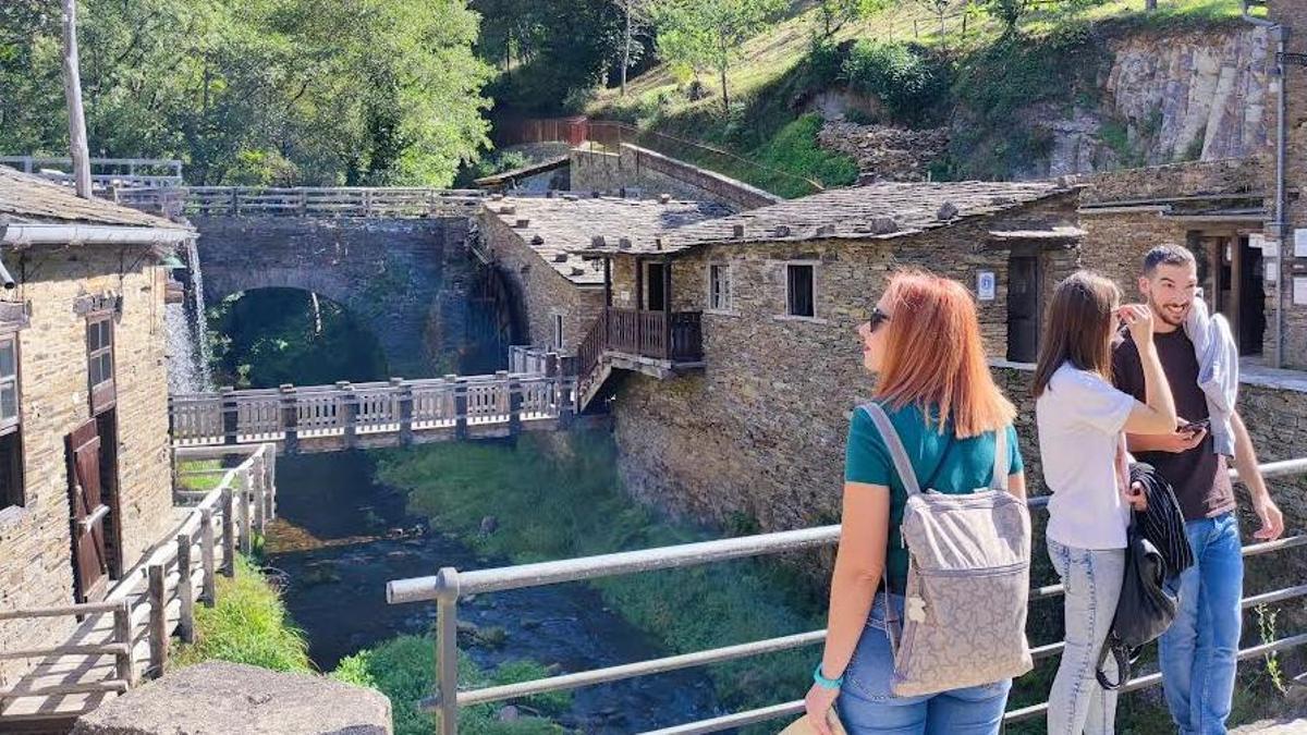 Turistas en Mazonovo, concejo de Taramundi.