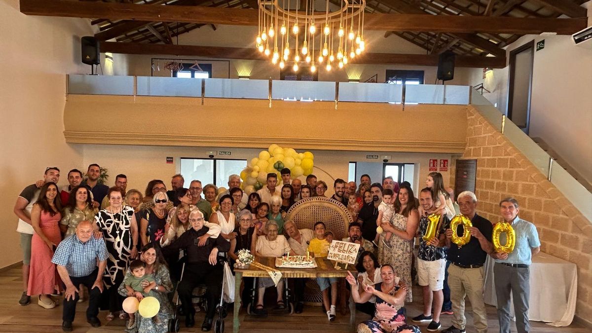 Donatilo Villar posa con los familiares y amigos que lo acompañaron en la celebración de su 100 cumpleaños.