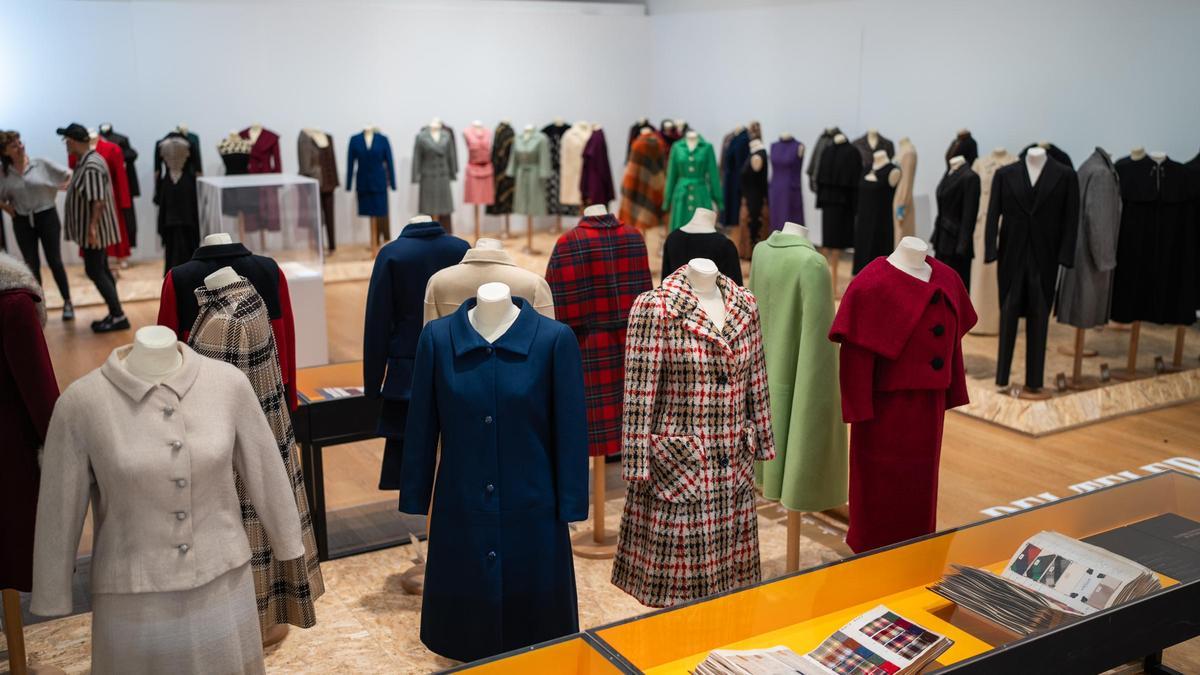 La exposición 'Sabadell teixeix' muestra 90 vestidos, trajes y abrigos de alta costura y 'prêt-à-porter' de grandes diseñadores, en el Espai Cultura de la Fundació 1859 Caixa Sabadell.