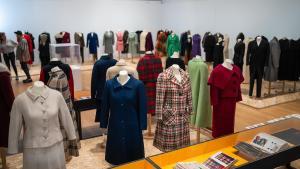 La exposición Sabadell teixeix muestra 90 vestidos, trajes y abrigos de alta costura y prêt-à-porter de grandes diseñadores, en el Espai Cultura de la Fundació 1859 Caixa Sabadell. FOTO de ZOWY VOETEN