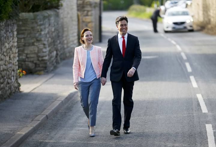 Ed Miliband, candidato laborista, y su mujer, tras votar este jueves.