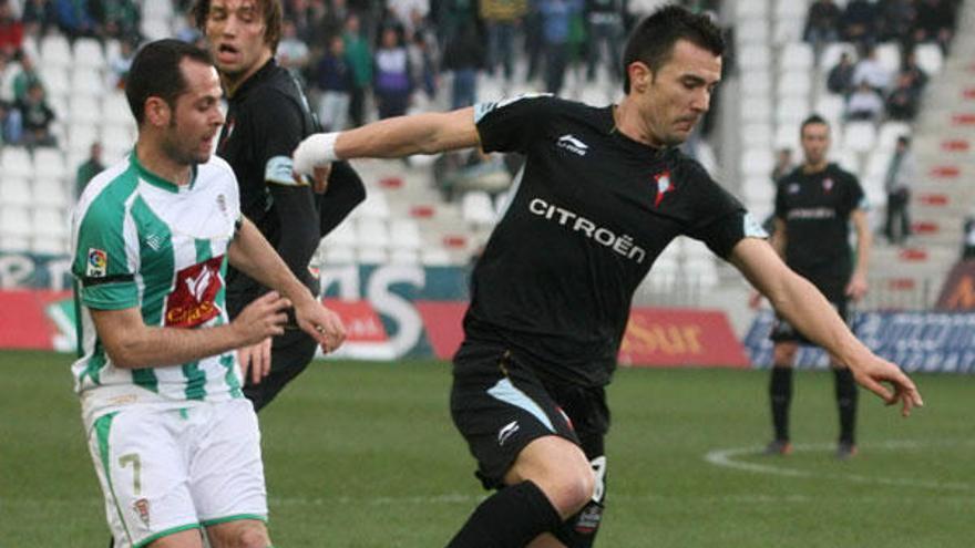 López Garai conduce el balón en el partido ante el Córdoba, en el Arcángel. // LOF